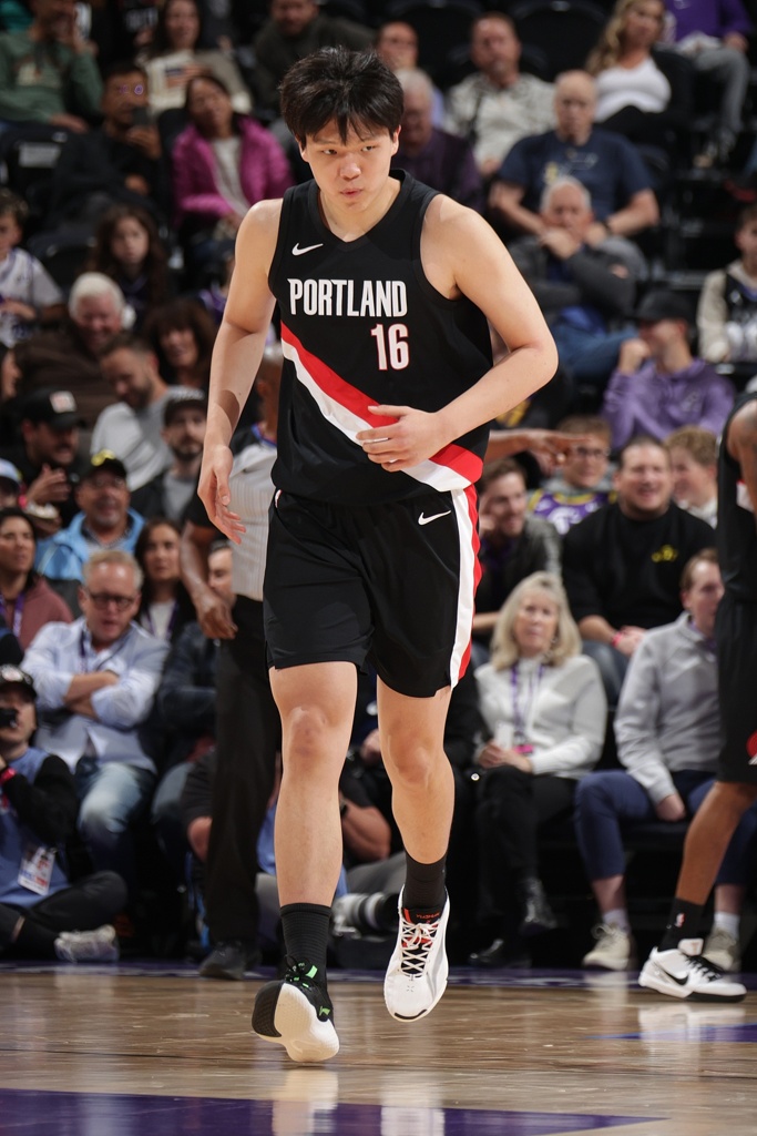 解说：杨瀚森才20 提升一点是一点 4场球后心理将成他的重大一关